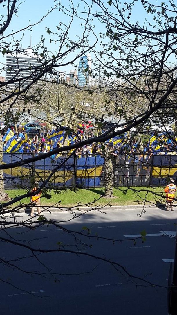 Banderazo de los hinchas de Boca antes del Superclásico