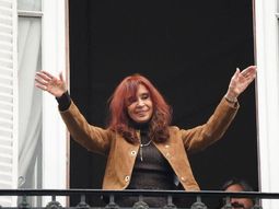 cristina kirchner saludo a la militancia desde el balcon de san jose 1111 cristina kirchner saludo a la militancia desde el balcon de san jose 1111