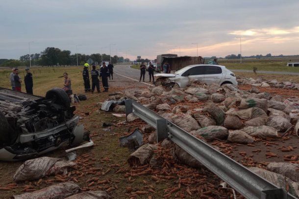 Camionero se quedó dormido, volcó miles de kilos de zanahoria y provocó un choque múltiple