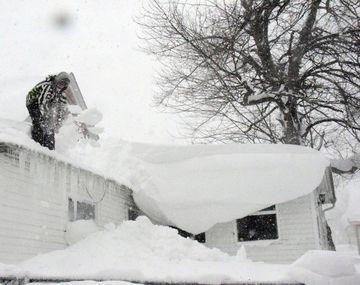 Al menos 10 muertos y 10 mil personas sin luz por la nieve en Nueva York