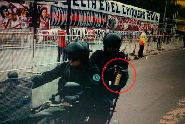 Cobarde e insólita agresión con gas pimienta de un policía a hinchas de River