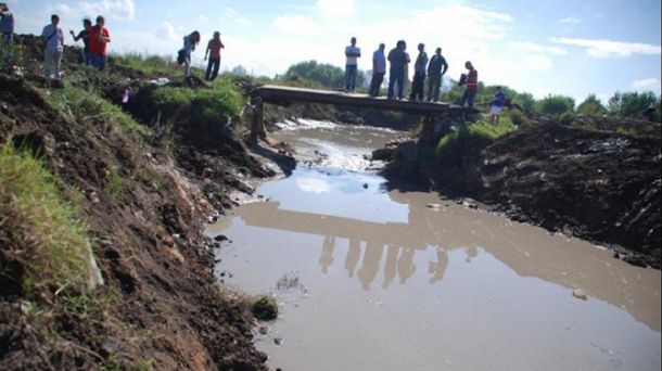 Desesperada búsqueda de un chico que cayó a un arroyo en medio del temporal