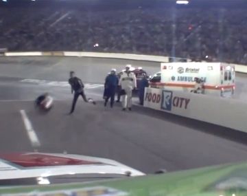 Un piloto enloqueció y le tiró su casco a otro en medio de una carrera