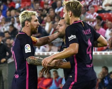 Con Messi de titular y Mascherano en el banco