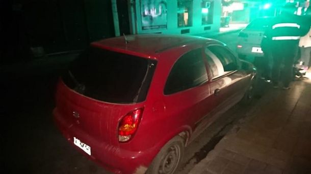 Les robaron el auto con los hijos dentro, se les quedó en la fuga y les pidieron a los chicos que empujaran
