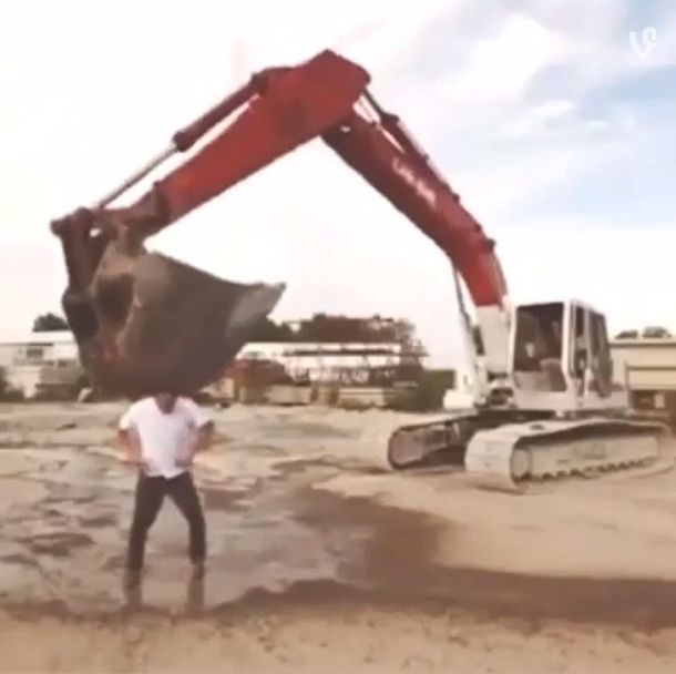 Hizo el #IceBucketChallenge con una grúa y terminó de la peor manera: mirá el video