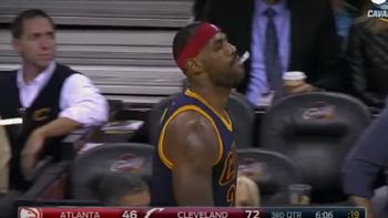 insolito: mira lo que hizo lebron james en pleno partido despues de un error insolito: mira lo que hizo lebron james en pleno partido despues de un error