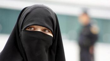 un hombre intento quemar a una mujer musulmana en hijab en pleno manhattan un hombre intento quemar a una mujer musulmana en hijab en pleno manhattan