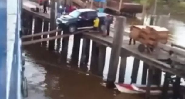 Mirá las maniobras que hizo un conductor para cruzar su camioneta al otro lado de un río