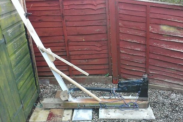 Un hombre guillotinó su mano porque los médicos no se la querían amputar