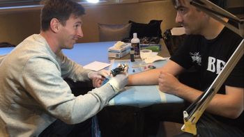 sigue dibujando: messi tatuo a su propio tatuador sigue dibujando: messi tatuo a su propio tatuador
