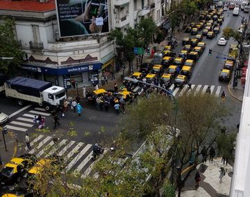 Taxistas cortarán Corrientes y Callao en protesta contra Uber