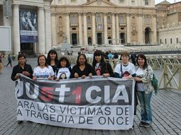 familiares de victimas de once esperan al papa familiares de victimas de once esperan al papa