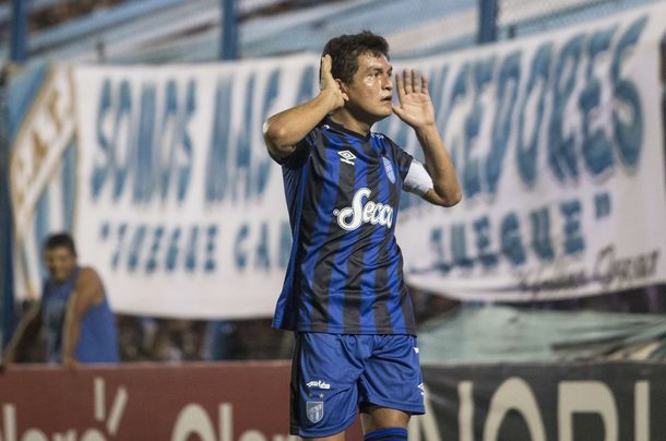 Atlético Tucumán venció a Huracán en el final y alcanzó a Lanús en la punta