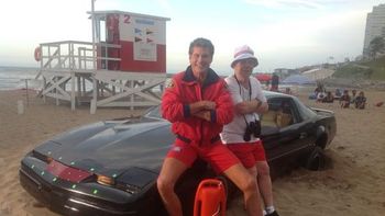 Hasselhoff posó junto a su viejo amigo KITT Hasselhoff posó junto a su viejo amigo KITT