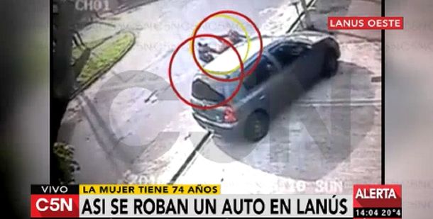 VIDEO: Violento asalto a una mujer mayor para robarle el auto