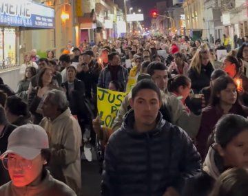 Multitudinaria marcha hacia la residencia del gobernador por Loan: Valdés culpable