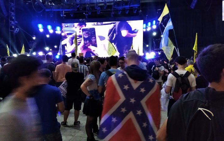 Prefiero que me digan nazi y no montonero, afirmó un seguidor de Milei con una bandera confederada