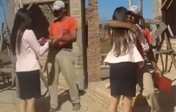 Le llevó su título a su papá albañil