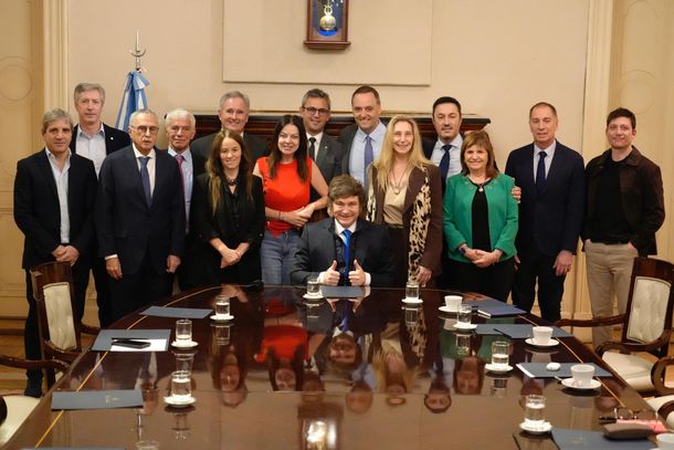 Javier Milei presentó oficialmente a su nuevo Gabinete con una foto grupal en Casa Rosada
