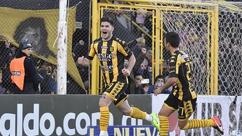 El goleador celebra uno de sus dos tantos El goleador celebra uno de sus dos tantos