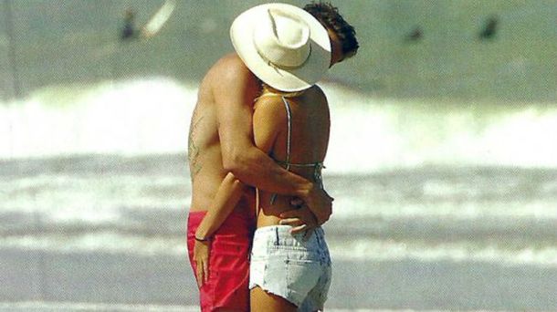 El apasionado reencuentro de dos famosos en la playa: ¿Quiénes son?