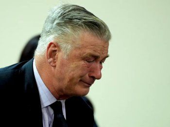 Alec Baldwin no pudo contener las lágrimas tras la decisión de la jueza.