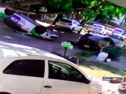 Una mujer policía se desmayó al volante, chocó y volcó el patrullero