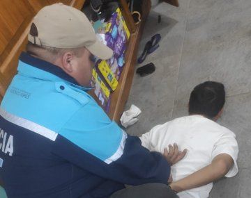 Fue a buscar al amante de su pareja y lo apuñaló en el cuello