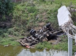 Un muerto y dos heridos al caer un camión desde un puente