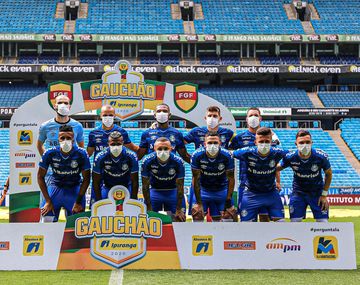 Futbolistas del Gremio salieron a la cancha con barbijos