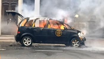 imagenes impactantes: se incendio un taxi en plena avenida independencia imagenes impactantes: se incendio un taxi en plena avenida independencia