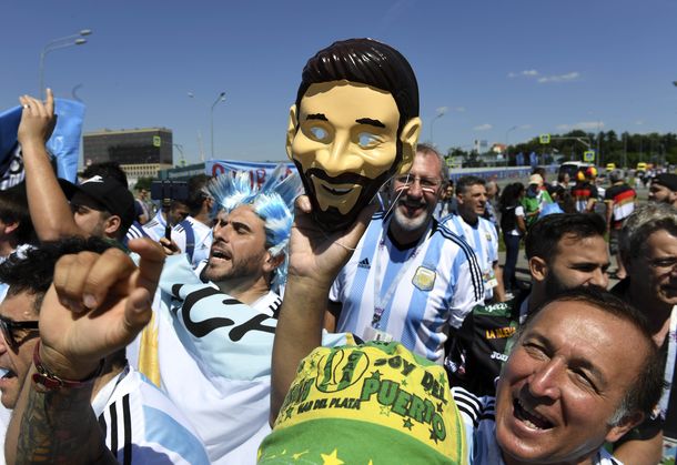 Los hinchas argentinos en Moscú disfrutan de un día agradable