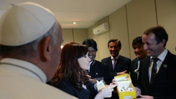 la presidente manifesto su alegria por el regalo del papa la presidente manifesto su alegria por el regalo del papa