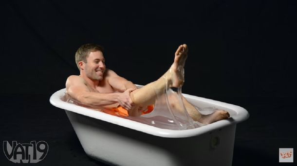 Esto fue lo que pasó cuando se metió en una bañadera llena de vidrio líquido