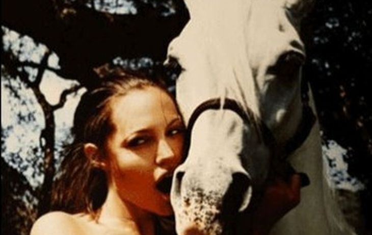 Subastan fotos de famosa actriz haciendo topless con un caballo