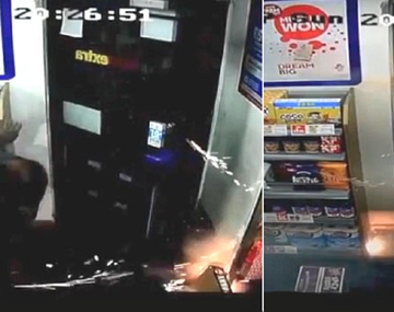 VIDEO: Empleados son atacados con fuegos artificiales dentro de un local