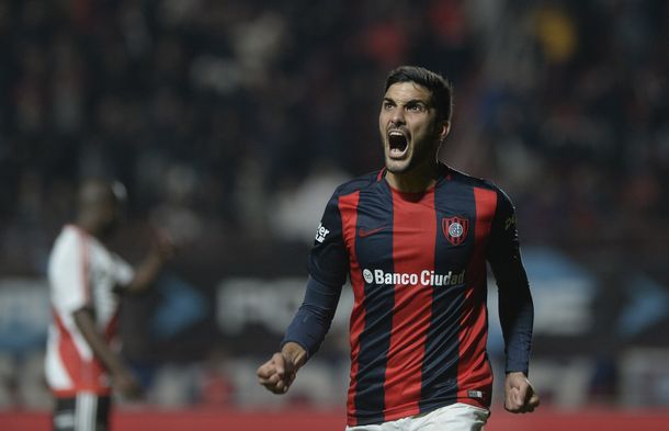 Con dos goles de Blandi, San Lorenzo venció a River y sigue en la cima