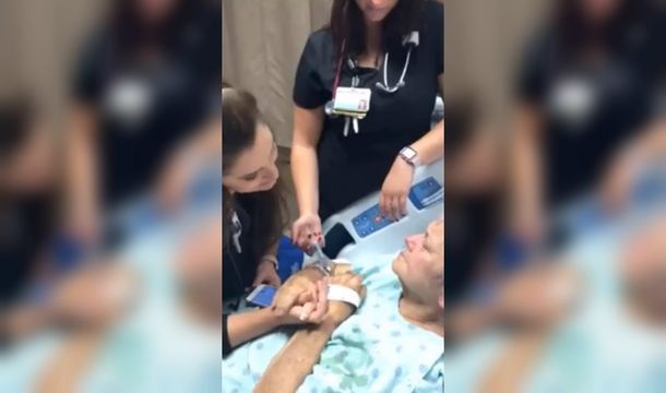 Su enfermera favorita le cantó una canción de despedida