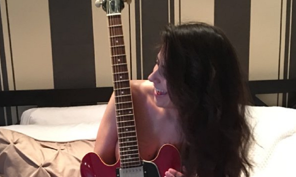 La foto hot de Victoria Vannucci: desnuda en la cama y con una guitarra