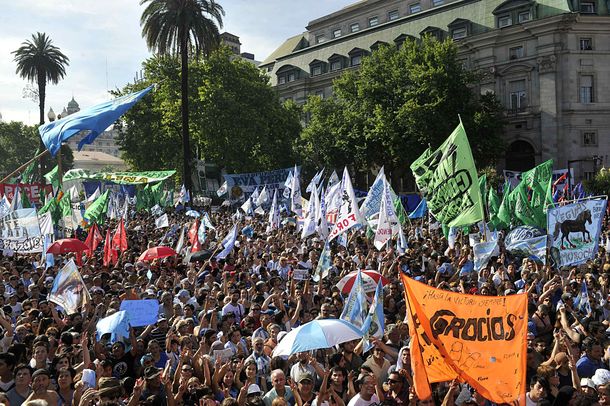 Multitudinaria despedida en Plaza de Mayo a Cristina Kirchner