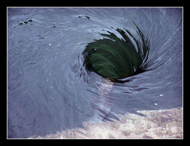 Le quiere tomar una foto a un torbellino acuático y muere