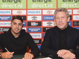 El momento de la firma del contrato del joven delantero El momento de la firma del contrato del joven delantero