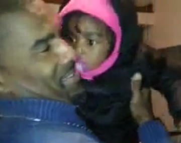 La divertida reacción de una nena al conocer al hermano gemelo de su padre