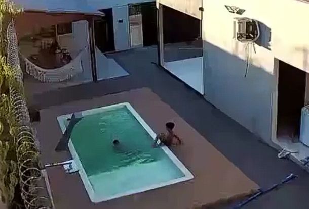 Desesperante video: un padre salvó a sus dos hijos de morir ahogados tras caer en la pileta de su casa