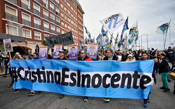 La bandera que encabezó la columna en Mar del Plata.