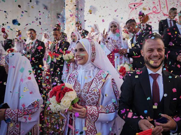 Jóvenes parejas celebraron un casamiento masivo en las ruinas de Palestina: Momento de felicidad