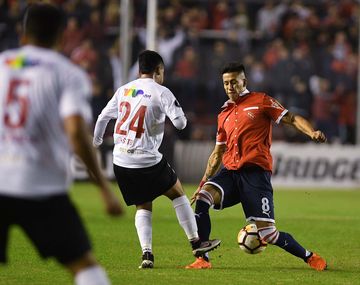 Maxi Meza encara en el que pudo ser su último partido en Independiente