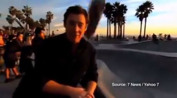 Hacía un reportaje y un skate volador le dio un gran golpe en la cabeza