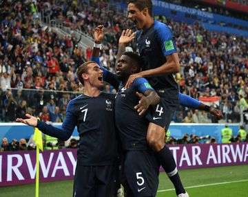 Todos saludan a Umtiti, autor del gol en la semifinal ante Bélgica (foto: FIFA.com)